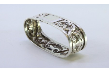 Argola de guardanapo em prata de forma oval com relevos e brasão para monograma.